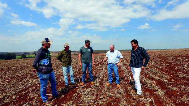 Cooperados Alexandro Willian Vogel, Paulo Decio Dall Est, Lucas Battisti Dall Est e La&eacute;rcio Rosalin Bucioli com o engenheiro agr&ocirc;nomo da Coamo em Tup&atilde;ssi, Marcelo Fanhani