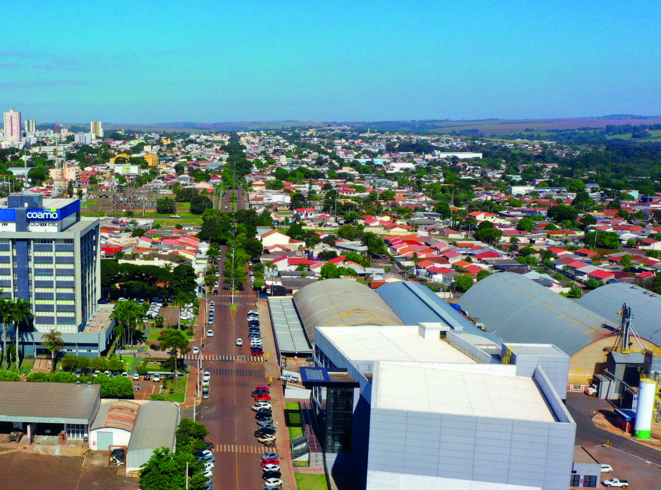 Vista panor&acirc;mica de Campo Mour&atilde;o com destaque para a sede da Coamo.