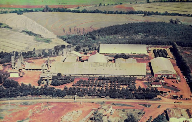 Foto a&eacute;rea antiga do entreposto da Coamo em Engenheiro Beltr&atilde;o na d&eacute;cada de 1980.