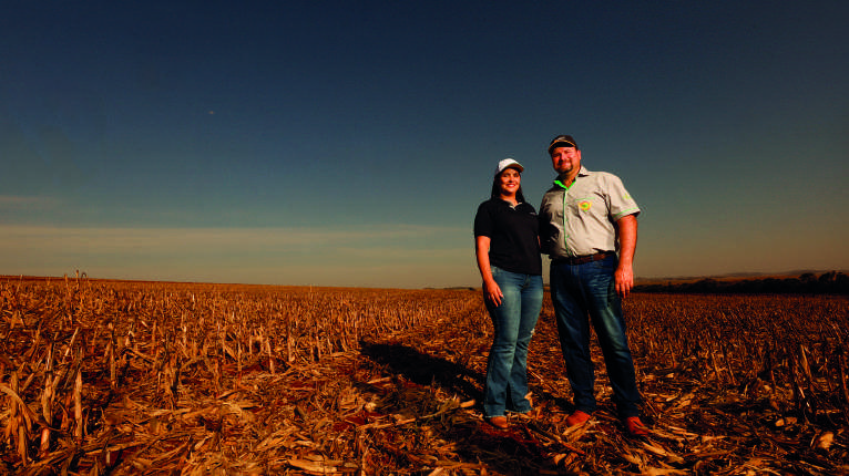 Sandra com o esposo Calebe Negri no campo.