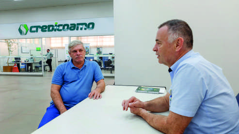 Cooperado Mauro C&eacute;sar Volponi dos Santos com o gerente da Coamo em Engenheiro Beltr&atilde;o, Antonio Carlos Mazzei