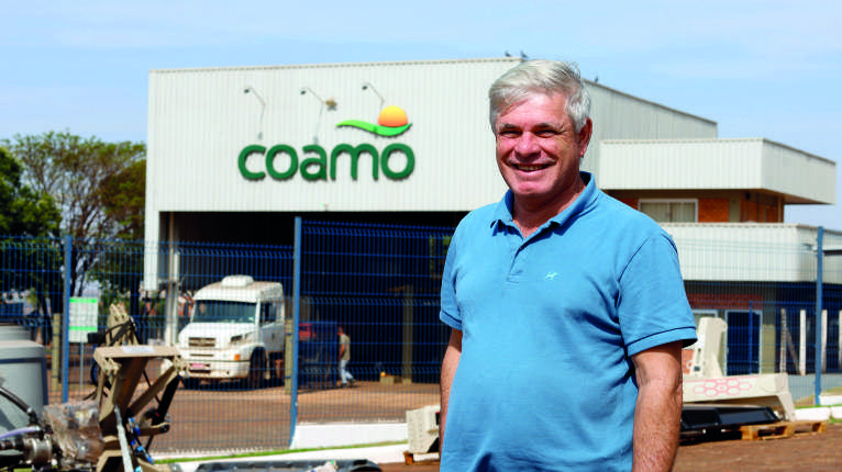 Mauro C&eacute;sar Volponi dos Santos em frente &agrave; unidade da Coamo