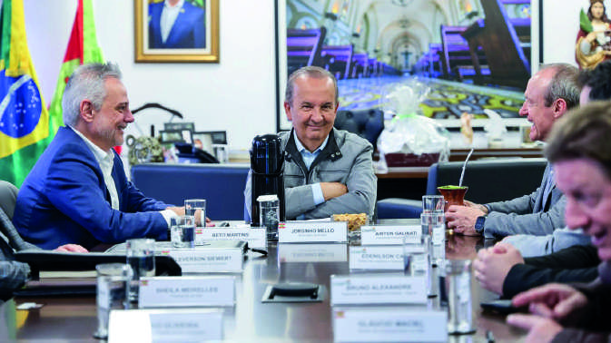 Vista a&eacute;rea de um p&iacute;er com dois navios graneleiros atracados para opera&ccedil;&atilde;o de carga e descarga.