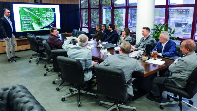 Reuni&atilde;o entre a diretoria da Coamo e o governador de Santa Catarina em uma mesa de trabalho.