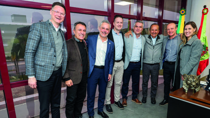 Diretoria da Coamo posa para foto com o governador de Santa Catarina, Jorginho Mello, e secret&aacute;rios de Estado.