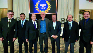 Grupo de sete homens posando para foto no evento. Da esquerda para a direita: Robson Mafioletti, Jos&eacute; Petruise Ferreira J&uacute;nior, Jos&eacute; Aroldo Gallassini, Egor Webster, Marcio Nunes, Ricardo Calderari e Marcelo Sumiya.