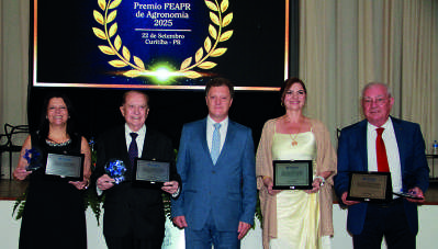 Pessoas premiadas posando para foto no evento. Da esquerda para a direita: In&ecirc;s Fonseca, Jos&eacute; Aroldo Gallassini, Cesar Veronese, Tangriani Assmann e Florindo Dalberto.