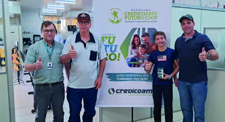 Tr&ecirc;s gera&ccedil;&otilde;es: o Futuro Coop Bruno Schneider com o av&ocirc; Arno e o pai Jorge, em Dez de Maio (PR)