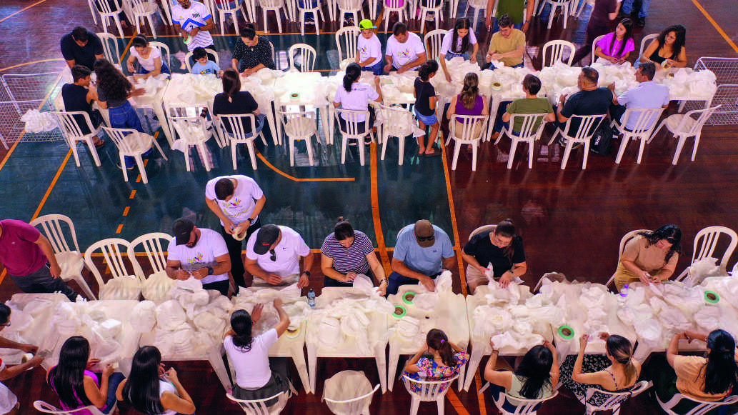 Volunt&aacute;rios da Coamo em oficina solid&aacute;ria de produ&ccedil;&atilde;o de fraldas.