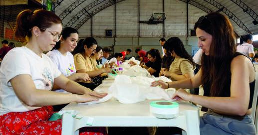 Funcion&aacute;rias da Coamo produzindo fraldas em Campo Mour&atilde;o.