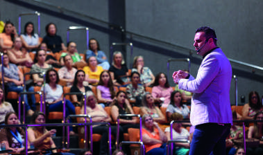 Palestrante interagindo com a plateia.