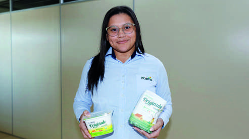 Anna Julia da Silva segurando produtos da linha Originale.