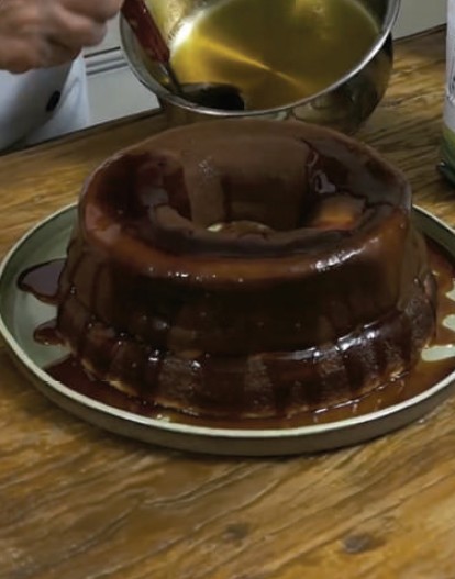 Ca&ccedil;arola italiana sendo coberta com calda.